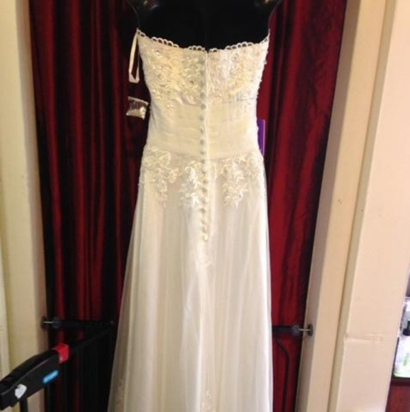 Never worn brand new wedding dress - Picture 3 of 6